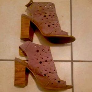 Size 8 woman’s heels nude New Direction